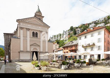 Schweiz, Locarno, 31. August 20. Die Kirche Sant Antonio Abate mit Restaurants Stockfoto