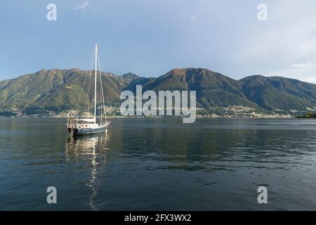 Schweiz, Locarno, 31. August 20. Sonnenuntergang mit Segelboot auf dem lago maggiore Stockfoto