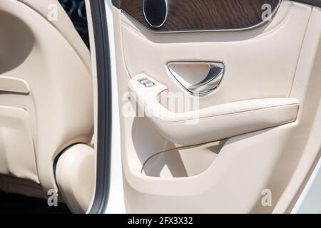 Beigefarbenes Lederinterieur des modernen Luxusautos. Moderne Innenausstattung Stockfoto