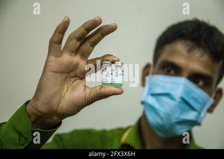 Dhaka, Bangladesch. Mai 2021. Ein Gesundheitsmitarbeiter hält eine Flasche mit dem in China hergestellten Covid-19-Impfstoff BBIBP-CorV in der Hand, als die Regierung beginnt, den Impfstoff an Studenten der Medizinischen Hochschule in einem Krankenhaus zu verabreichen. Quelle: Mortuza Rashed/ZUMA Wire/Alamy Live News Stockfoto