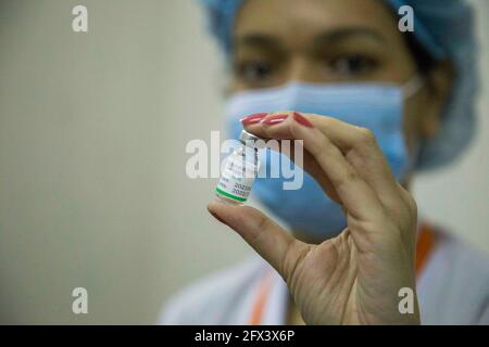 Dhaka, Bangladesch. Mai 2021. Ein Gesundheitsmitarbeiter hält eine Flasche mit chinesisch hergestelltem Covid-19-Impfstoff BBIBP-CorV in der Hand, während die Regierung beginnt, den Impfstoff an Studenten der Medizinischen Hochschule in einem Krankenhaus zu verabreichen. Quelle: Mortuza Rashed/ZUMA Wire/Alamy Live News Stockfoto