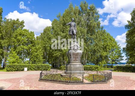 Das Denkmal Peter des Großen (1873) - der Gründer Petrosawodsks an einem sonnigen Junitag. Petrosawodsk, Russland Stockfoto