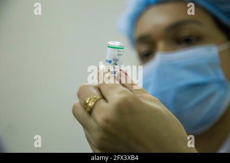 Dhaka, Bangladesch. Mai 2021. Ein Gesundheitsmitarbeiter hält eine Flasche mit chinesisch hergestelltem Covid-19-Impfstoff BBIBP-CorV in der Hand, während die Regierung beginnt, den Impfstoff an Studenten der Medizinischen Hochschule in einem Krankenhaus zu verabreichen. Quelle: Mortuza Rashed/ZUMA Wire/Alamy Live News Stockfoto