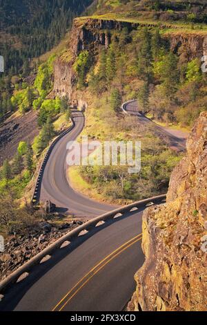 Frühlingsmorgen Blick auf die Rowena Loops umarmt den Felsen Klippen direkt unter dem Aussichtspunkt Rowena Crest im historischen Columbia von Oregon River Highway in Wasco Stockfoto