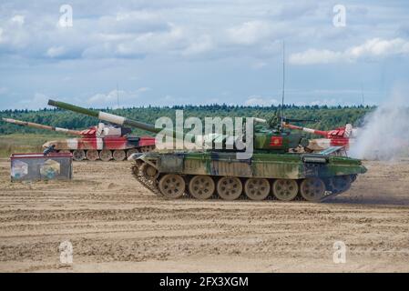 ALABINO, RUSSLAND - 27. AUGUST 2020: Der grüne T-72B3 Tank der kirgisischen Mannschaft tritt beim Tanklager Biathlon auf. Internationale Armeespiele Stockfoto