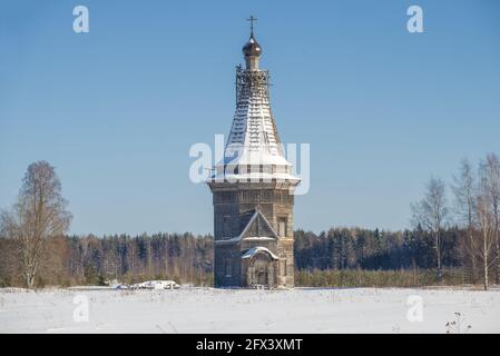 Blick auf die alte hölzerne Sreteno-Michailowskaja Kirche (1655) an einem Februarnachmittag. Krasnaja Ljaga, Region Arachangelsk. Russland Stockfoto