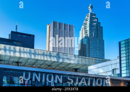 Eingang zur Union Station im Stadtzentrum von Toronto, Kanada. Die Hochhäuser der Royal Bank und der TD Bank sind im Hintergrund zu sehen Stockfoto