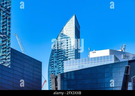 Der L Tower (gebogenes Gebäude) im Stadtzentrum von Toronto, Kanada. Daniel Libeskind hat es entworfen Stockfoto