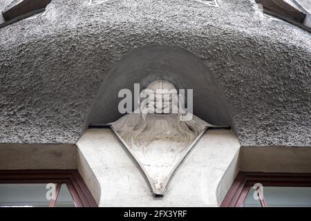 Dekorative Details in einem nationalen Wohngebäude im romantischen oder Jugendstil oder Jugendstil im finnischen Katajanokka-Viertel Stockfoto