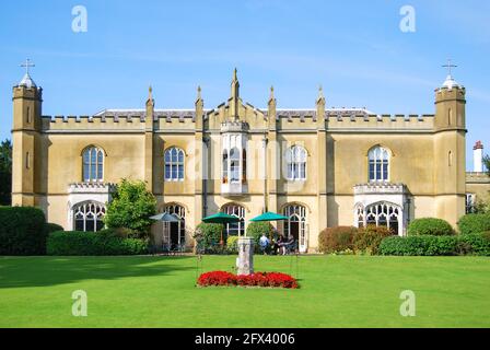 Ansicht der Abtei aus Gärten, Missenden Abbey, Great Missenden, Buckinghamshire, England, Vereinigtes Königreich Stockfoto