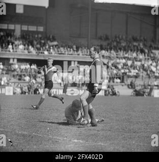 DWS in der Eredivisie durch den Sieg über RBC von 5:0. Game Moment, 3. Juni 1963, Sport, Fußball, Niederlande, Presseagentur des 20. Jahrhunderts, Foto, Nachrichten zum erinnern, Dokumentarfilm, historische Fotografie 1945-1990, visuelle Geschichten, Menschliche Geschichte des zwanzigsten Jahrhunderts, Momente in der Zeit festzuhalten Stockfoto