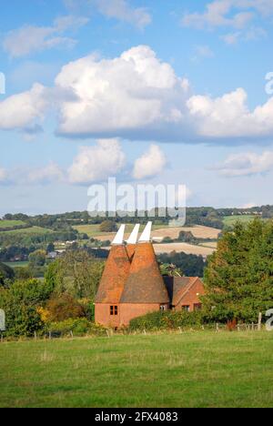 Oast House in Landschaft, in der Nähe von Seal, Kent, England, Vereinigtes Königreich Stockfoto