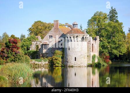 Mittelalterliches, mit Wassergraben behütete Scotney Castle and Gardens, Lamberhurst, Kent, England Vereinigtes Königreich Stockfoto