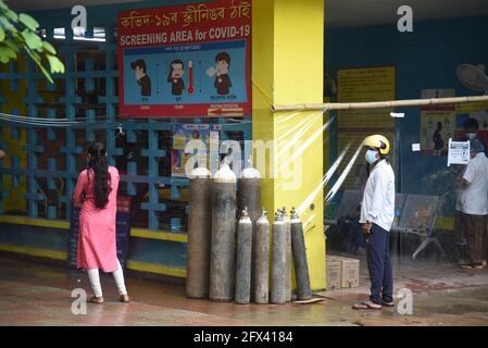 Guwahati, Indien. Mai 2021. Verwandte am 25. Mai 2021 außerhalb einer COVID-19-Station im MMCH-Krankenhaus in Guwahati, Assam, Indien. Quelle: David Talukdar/ZUMA Wire/Alamy Live News Stockfoto