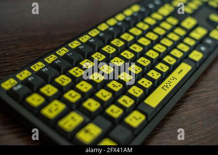 Nahaufnahme einer Tastatur mit dem russischen Alphabet für Blinde. Braille Stockfoto