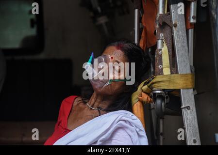 Guwahati, Indien. Mai 2021. Eine Frau mit Atembeschwerden inhaliert am 25. Mai 2021 im MMCH-Krankenhaus in Guwahati, Assam, Indien, Medikamente mit Hilfe eines Verneblers oder einer Sauerstoffmaske. Quelle: David Talukdar/ZUMA Wire/Alamy Live News Stockfoto