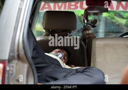 Guwahati, Indien. Mai 2021. Ein Mann mit Atembeschwerden inhaliert am 25. Mai 2021 im MMCH-Krankenhaus in Guwahati, Assam, Indien, Medikamente mit Hilfe eines Verneblers oder einer Sauerstoffmaske. Quelle: David Talukdar/ZUMA Wire/Alamy Live News Stockfoto