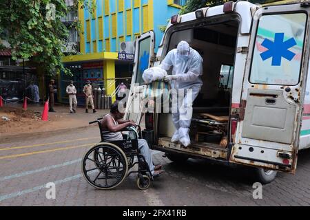 Guwahati, Indien. Mai 2021. Ein Gesundheitsmitarbeiter, der einer COVID-19-getesteten Person hilft, nachdem er am 25. Mai 2021 im MMC-Krankenhaus in Guwahati, Assam, Indien, eintrifft. Quelle: David Talukdar/ZUMA Wire/Alamy Live News Stockfoto