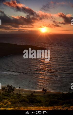 Luftaufnahme von ruhigen, ruhigen Sonnenaufgang über Hanauma Bay, einem Top-Reiseziel für Schnorcheln Schwimmen, Sonnenstrahlen auf dem Wasser, Oahu, Honolulu, Hawaii, USA Stockfoto