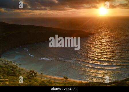 Luftaufnahme von ruhigen, ruhigen Sonnenaufgang über Hanauma Bay, einem Top-Reiseziel für Schnorcheln Schwimmen, Sonnenstrahlen auf dem Wasser, Oahu, Honolulu, Hawaii, USA Stockfoto