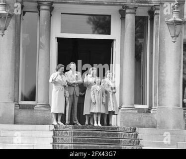 Die königliche Familie steht auf den Stufen des Soestdijk Palastes und winkt zur Parade. Von links nach rechts Königin Juliana, Prinz Bernhard, Prinzessin Beatrix, Prinzessin Margriet [?] Und Prinzessin Marijke (vorne), 30. April 1958, Paraden, Königinnen, Prinzen, Prinzessinnen, winken, Niederlande, Presseagentur des 20. Jahrhunderts, News to remember, Dokumentarfilm, historische Fotografie 1945-1990, visuelle Geschichten, Menschliche Geschichte des zwanzigsten Jahrhunderts, Momente in der Zeit festzuhalten Stockfoto