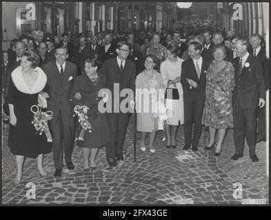 Die königliche Familie nimmt an der Gala des Stückes Tijl Uilenspiegel Teil. Flrs. prinzessin Beatrix, Claus van Amsberg, Prinzessin Margriet, Pieter van Vollenhoven, Prinzessin Christina, prinzessin Irene, Prinz Hugo Carlos, Königin Juliana und Prinz Berhard, 1. Juli 1965, Besuche, Königinnen, königliche Familie, Prinzen, Prinzessinnen, Theater, Niederlande, 20. Jahrhundert Presseagentur Foto, Nachrichten zu erinnern, Dokumentarfilm, historische Fotografie 1945-1990, visuelle Geschichten, Menschliche Geschichte des zwanzigsten Jahrhunderts, Momente in der Zeit festzuhalten Stockfoto