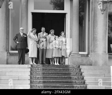 Die königliche Familie steht auf den Stufen des Soestdijk Palastes und winkt zur Parade. Von links nach rechts unbekannt, Königin Juliana, Prinz Bernhard, Prinzessin Beatrix, Prinzessin Marijke und Prinzessin Margriet, 30. April 1958, Königinnen, Prinzen, Prinzessinnen, winken, Niederlande, Foto der Presseagentur des 20. Jahrhunderts, News to remember, Dokumentarfilm, historische Fotografie 1945-1990, visuelle Geschichten, Menschliche Geschichte des zwanzigsten Jahrhunderts, Momente in der Zeit festzuhalten Stockfoto