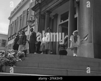 Die königliche Familie steht auf den Stufen des Soestdijk Palastes und winkt zur Parade. Von links nach rechts: Königin Juliana, Prinz Bernhard, Prinzessin Irene, Prinzessin Marijke und Prinzessin Margriet, 30. April 1960, Landungen, Königinnen, Paläste, Prinzen, Prinzessinnen, Niederlande, Foto der Presseagentur des 20. Jahrhunderts, Nachrichten zu erinnern, Dokumentarfilm, historische Fotografie 1945-1990, visuelle Geschichten, Menschliche Geschichte des zwanzigsten Jahrhunderts, Momente in der Zeit festzuhalten Stockfoto