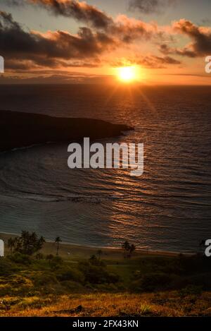 Luftaufnahme von ruhigen, ruhigen Sonnenaufgang über Hanauma Bay, einem Top-Reiseziel für Schnorcheln Schwimmen, Sonnenstrahlen auf dem Wasser, Oahu, Honolulu, Hawaii, USA Stockfoto