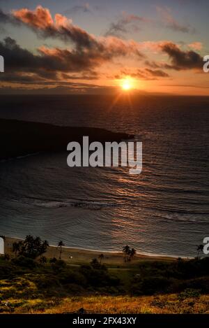 Luftaufnahme von ruhigen, ruhigen Sonnenaufgang über Hanauma Bay, einem Top-Reiseziel für Schnorcheln Schwimmen, Sonnenstrahlen auf dem Wasser, Oahu, Honolulu, Hawaii, USA Stockfoto