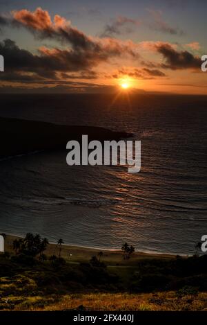 Luftaufnahme von ruhigen, ruhigen Sonnenaufgang über Hanauma Bay, einem Top-Reiseziel für Schnorcheln Schwimmen, Sonnenstrahlen auf dem Wasser, Oahu, Honolulu, Hawaii, USA Stockfoto