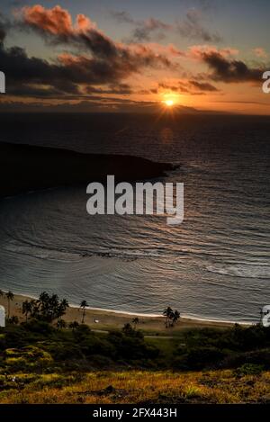 Luftaufnahme von ruhigen, ruhigen Sonnenaufgang über Hanauma Bay, einem Top-Reiseziel für Schnorcheln Schwimmen, Sonnenstrahlen auf dem Wasser, Oahu, Honolulu, Hawaii, USA Stockfoto