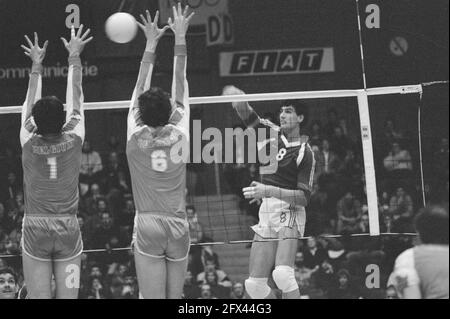 Volleyball-Vorolympienturnier; Niederlande gegen Belgien; Ron Zwerver (r) schlägt, 4. Februar 1988, Turniere, Volleyball, Niederlande, Presseagentur des 20. Jahrhunderts, Foto, Nachrichten zum erinnern, Dokumentarfilm, historische Fotografie 1945-1990, visuelle Geschichten, Menschliche Geschichte des zwanzigsten Jahrhunderts, Momente in der Zeit festzuhalten Stockfoto
