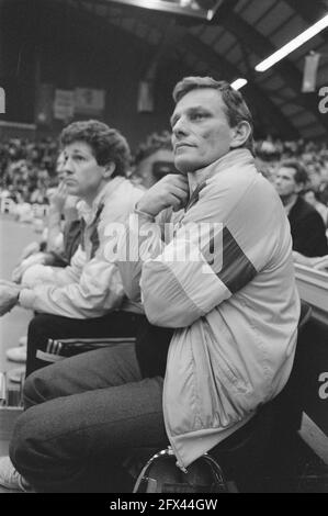 Volleyball-Vorolympienturnier in Amsterdam; Niederländischer Trainer Arie Selinger, 31. Januar 1988, Turniere, Volleyball, Niederlande, Presseagentur des 20. Jahrhunderts, Foto, Nachrichten zum erinnern, Dokumentarfilm, historische Fotografie 1945-1990, visuelle Geschichten, Menschliche Geschichte des zwanzigsten Jahrhunderts, Momente in der Zeit festzuhalten Stockfoto