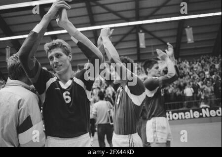 Vorolympisches Volleyballturnier in Amsterdam; Niederlande gegen China, Freude mit Jan Postuma; im Hintergrund Ron Boudrie und Edwin Benne, 7. Februar 1988, Sport, Volleyball, Niederlande, Presseagentur des 20. Jahrhunderts, Foto, Nachrichten zum erinnern, Dokumentarfilm, historische Fotografie 1945-1990, visuelle Geschichten, Menschliche Geschichte des zwanzigsten Jahrhunderts, Momente in der Zeit festzuhalten Stockfoto