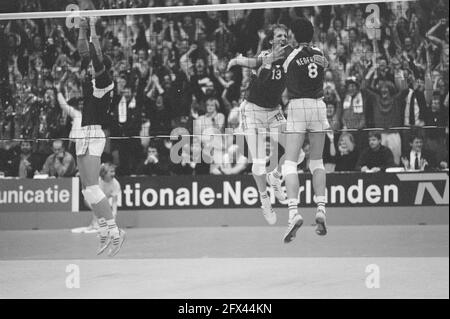 Vorolympisches Volleyballturnier in Amsterdam; Niederlande gegen China, Freude danach, 7. Februar 1988, Turniere, Volleyball, Niederlande, Foto der Presseagentur des 20. Jahrhunderts, Nachrichten zu erinnern, Dokumentarfilm, historische Fotografie 1945-1990, visuelle Geschichten, Menschliche Geschichte des zwanzigsten Jahrhunderts, Momente in der Zeit festzuhalten Stockfoto