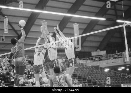 Vorolympisches Volleyballturnier in Amsterdam; Niederlande gegen Kamerun, 2. Februar 1988, Turniere, Volleyball, Niederlande, Foto der Presseagentur des 20. Jahrhunderts, Nachrichten zum erinnern, Dokumentarfilm, historische Fotografie 1945-1990, visuelle Geschichten, Menschliche Geschichte des zwanzigsten Jahrhunderts, Momente in der Zeit festzuhalten Stockfoto
