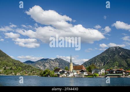 Blick über den Tegernsee nach Rottach-Egern mit dem Wallberg im Hintergrund und einem weiß-blauen 'bayerischen Himmel'. Stockfoto