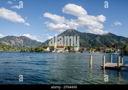 Blick über den Tegernsee nach Rottach-Egern mit dem Wallberg im Hintergrund und einem weiß-blauen 'bayerischen Himmel'. Stockfoto