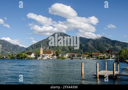 Blick über den Tegernsee nach Rottach-Egern mit dem Wallberg im Hintergrund und einem weiß-blauen 'bayerischen Himmel'. Stockfoto