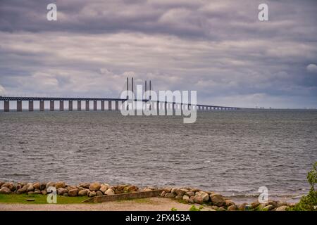 Die Brücke über den Sound zwischen Kopenhagen und Malmö mit einem wunderschönen, dramatischen Himmel im Hintergrund. Bild aus Malmö, Schweden Stockfoto