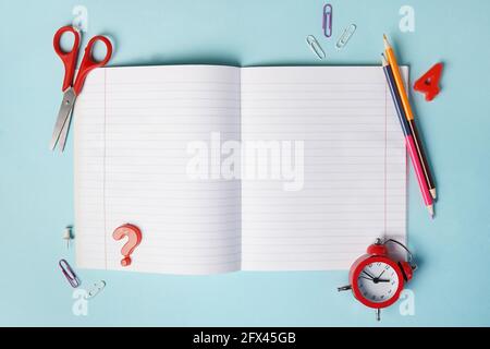 Notebook-Papier-Modell, Vorlage mit Schul- und Büromaterial auf blauem Hintergrund. Flach liegend Stockfoto