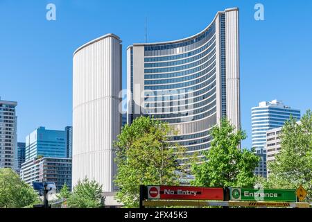 Ungewöhnlicher Winkel der New City Hall-Türme auf dem Nathan Phillips Square in der Innenstadt von Toronto, Kanada Stockfoto