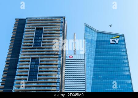 Wolkenkratzer im Finanzdistrikt in der Innenstadt von Toronto, Kanada. Das Bild zeigt das EY- und das BMO-Gebäude. Low-Angle-Ansicht Stockfoto