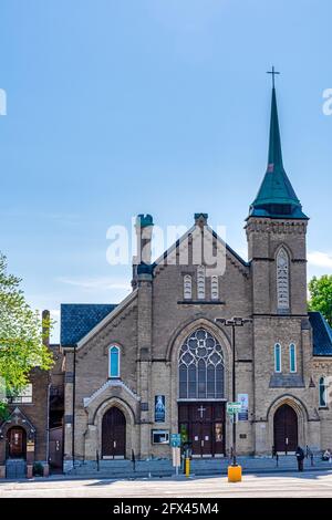 Fassade der römisch-katholischen Kirche Saint Stanislaus i12 Denison Ave, die sich in der Nähe der Queen Street West in Toronto, Kanada, befindet Stockfoto