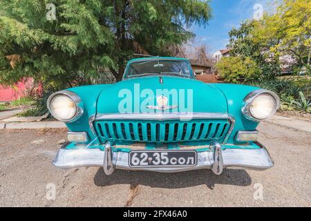 Sotschi, Russland - 15. April 2021: Retro-Auto GAZ-21 Wolga steht auf der Straße der Stadt. Stockfoto