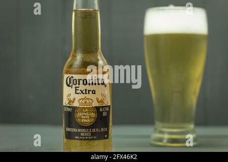 Warschau, Polen - 22. Mai 2021: Flasche kaltes Coronita Extra Bier. Hintergrund mit Platz für Text. Eine Markenflasche des berühmten mexikanischen Corona-Bieres. Stockfoto