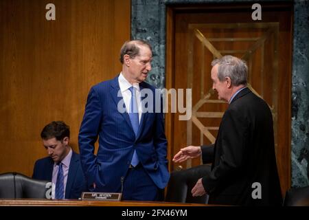 Washington, Vereinigte Staaten Von Amerika. Mai 2021. Der US-Senator Ron Wyden (Demokrat von Oregon), links, spricht mit dem US-Senator Mike Crapo (Republikaner von Idaho) vor einer Anhörung des Senats Committee on Finance Nominations am Dienstag, den 25. Mai 2021 im Dirksen Senate Office Building in Washington, DC. Quelle: Rod Lampey/CNP/Sipa USA Quelle: SIPA USA/Alamy Live News Stockfoto