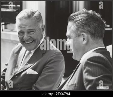 Der Sonderbeauftragte von Präsident Johnson, H. Cabot Lodge, wird am 20. August 1964 von Premierminister Marijnen, Diplomaten, Ministern, den Niederlanden, 20. Jahrhundert Presseagentur Foto, Nachrichten zu erinnern, Dokumentarfilm, historische Fotografie 1945-1990, visuelle Geschichten, Menschliche Geschichte des zwanzigsten Jahrhunderts, Momente in der Zeit festzuhalten Stockfoto