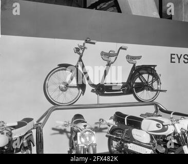 Die Zweirad- und Caravanausstellung in RAI, Tandem, 23. Februar 1966, Tandems, Ausstellungen, Zweiräder, Niederlande, Foto der Presseagentur des 20. Jahrhunderts, Nachrichten zu erinnern, Dokumentation, historische Fotografie 1945-1990, visuelle Geschichten, Menschliche Geschichte des zwanzigsten Jahrhunderts, Momente in der Zeit festzuhalten Stockfoto